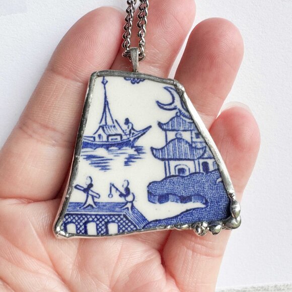 Handmade repurposed ceramic shard necklace with Asian theme - Picture 9 of 16